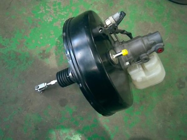 Toyota Hiace Brake Booster/Master Cylinder - Image 3