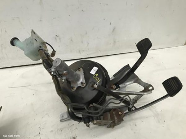 Toyota Hiace Brake Booster/Master Cylinder - Image 4